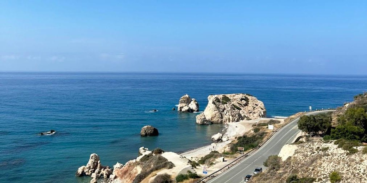 Nadmorska droga prowadząca do Skały Afrodyty na trasie rowerowej z Pafos